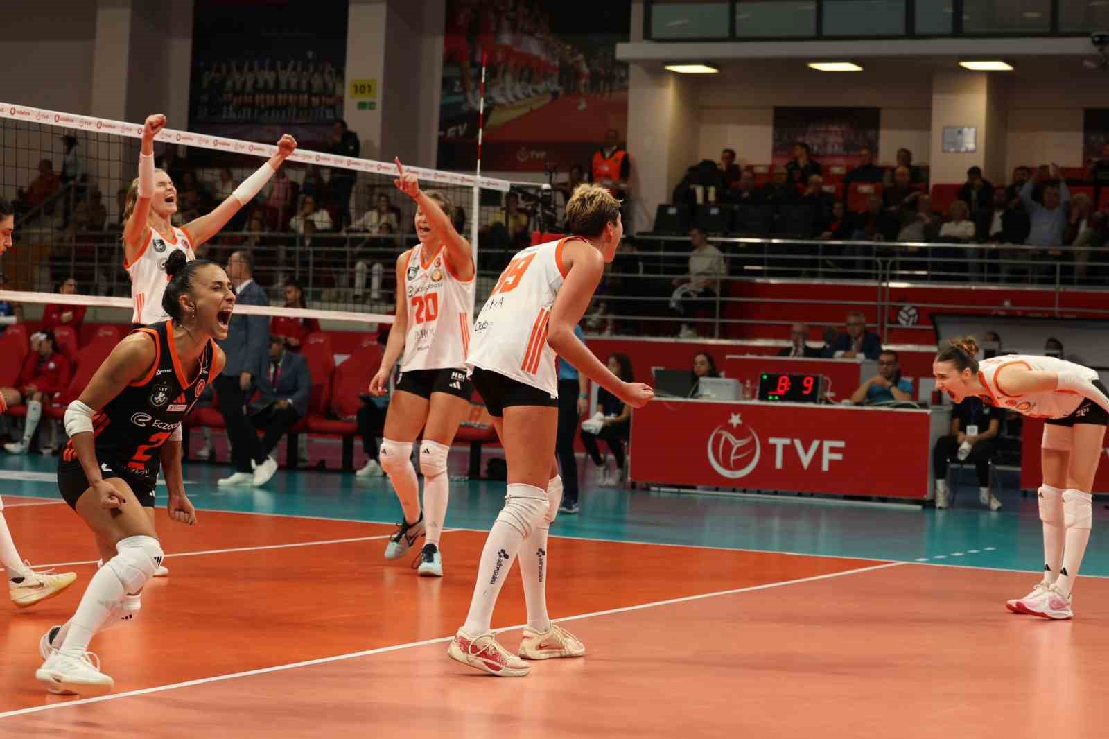 ECZACIBAŞI PERON İSTANBUL, VODAFONE SULTANLAR LİGİ’NİN İLK HAFTASINDA NİLÜFER BELEDİYESPOR DEPLASMANINDA 20-25, 19-25, 25-18, 25-19 VE 15-12’LİK SET SKORLARIYLA 3-2 GALİP AYRILDI.