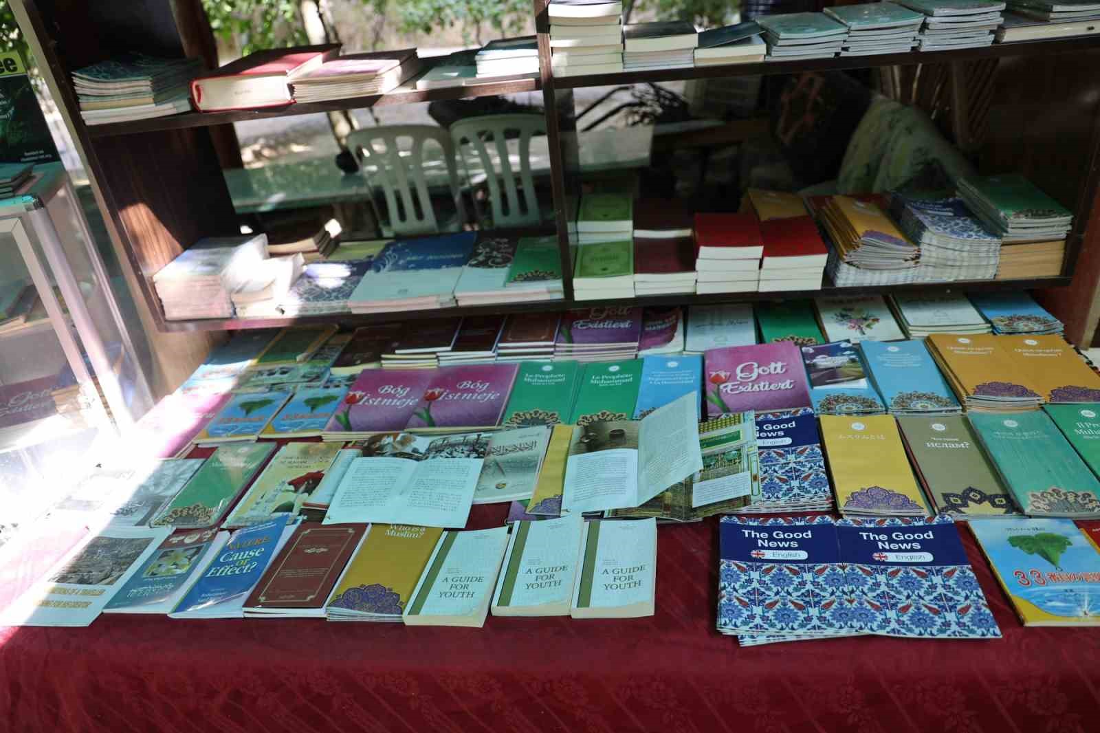 NEVŞEHİR’İN KAPADOKYA BÖLGESİNDEKİ ÖNEMLİ DESTİNASYONLARDAN KIZIL VADİ’DE BULUNAN BAHÇESİNDE 30 YILDIR TURİSTLERE KUR’AN-I KERİM MEALİ VE DİNİ BİLGİLER İÇEREN BROŞÜRLER DAĞITAN 70 YAŞINDAKİ REŞAT YÜZEN, 2 METREKARELİK KÜTÜPHANESİNDE 15 FARKLI DİLDE ESER BULUNDURUYOR.