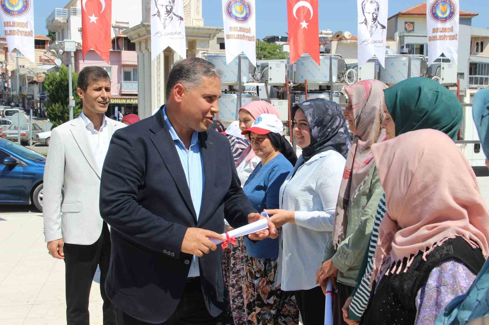 MANİSA TARIM VE ORMAN İL MÜDÜRÜ MURAT KARAYILAN İSE SELENDİ’DE HAYVANCILIĞIN DESTEKLENMESİNE YÖNELİK ÇALIŞMALAR YÜRÜTTÜKLERİNİ BELİRTEREK, SÜT SOĞUTMA TANKLARIYLA SÜT TOPLAMA ARAÇLARIYLA TOPLANAN SÜTLERİN SOĞUK ZİNCİRİNİN KORUNMASININ AMAÇLANDIĞINI İFADE ETTİ.