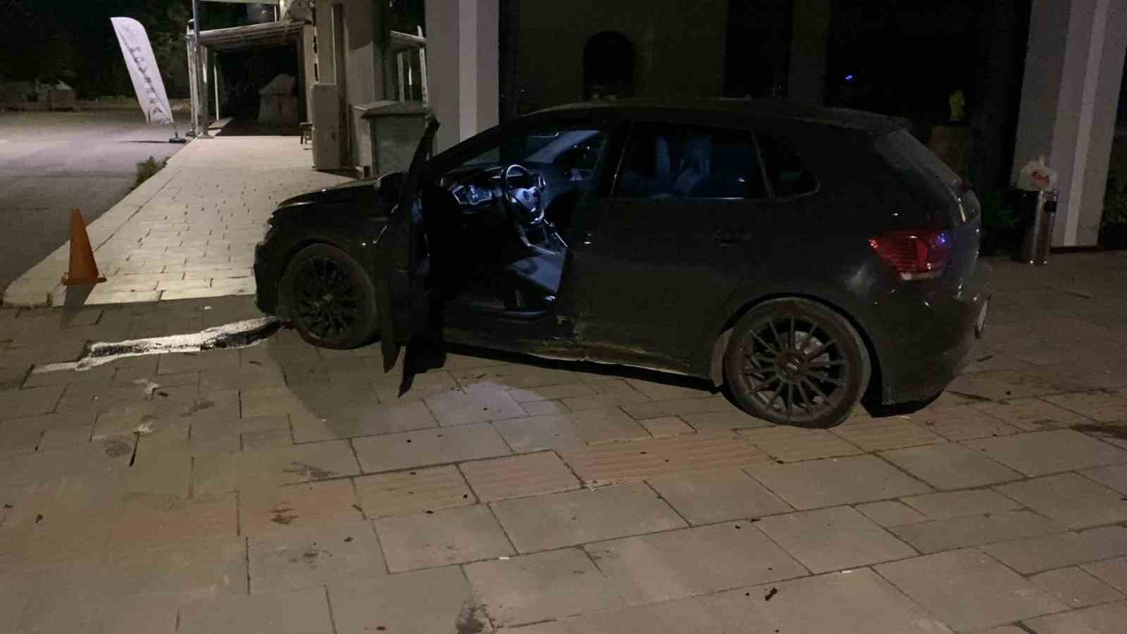 BURSA’NIN İNEGÖL İLÇESİNDE GECE SAATLERİNDE MEYDANA GELEN KAZADA KONTROLDEN ÇIKAN OTOMOBİL KALDIRIMA ÇIKARAK TABELALARI DEVİRDİ. KAZADA OTOMOBİL SÜRÜCÜSÜ YARALANDI.