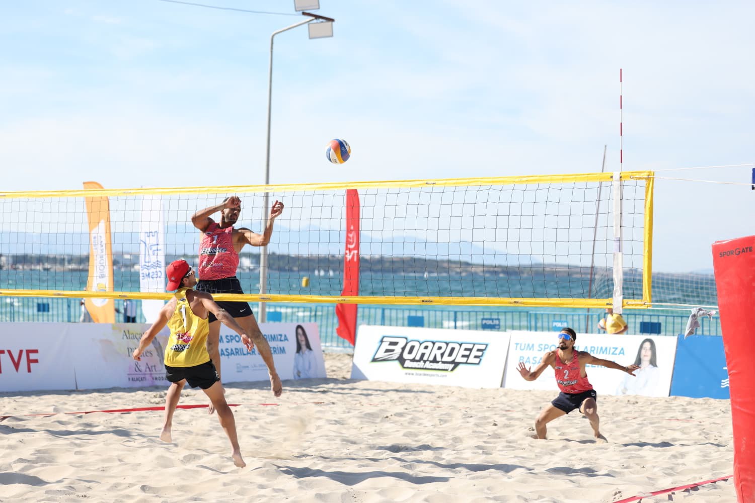 ÇEŞME’DE ULUSLARARASI GRAND SLAM PLAJ VOLEYBOLU HEYECANI BAŞLADI
