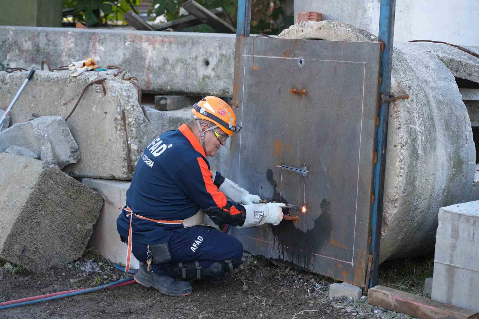 BURSA İL AFET VE ACİL DURUM MÜDÜRLÜĞÜ BÜNYESİNDE FAALİYET GÖSTEREN ARAMA VE KURTARMA BİRLİK MÜDÜRLÜĞÜ, ULUSLARARASI ARAMA VE KURTARMA DANIŞMA GRUBU (INSARAG) TARAFINDAN TANIMLANAN STANDARTLAR DOĞRULTUSUNDA GERÇEKLEŞTİRİLEN ULUSAL AKREDİTASYON (İRNAP) SINAV SÜRECİNİ BAŞARIYLA TAMAMLADI.