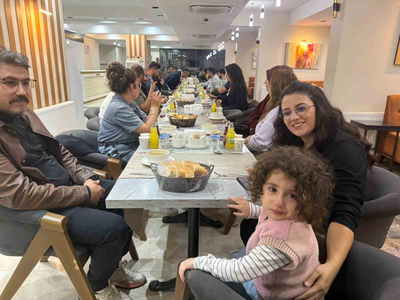 SAĞLIK VE SOSYAL HİZMET ÇALIŞANLARI SENDİKASI (SAĞLIK-SEN) ŞIRNAK ŞUBESİ YÖNETİMİ, BEYTÜŞŞEBAP İLÇESİNDE GÖREV YAPAN SAĞLIK ÇALIŞANLARIYLA BİR ARAYA GELEREK TALEPLERİ VE ÇÖZÜM ÖNERİLERİNİ DEĞERLENDİRDİ.