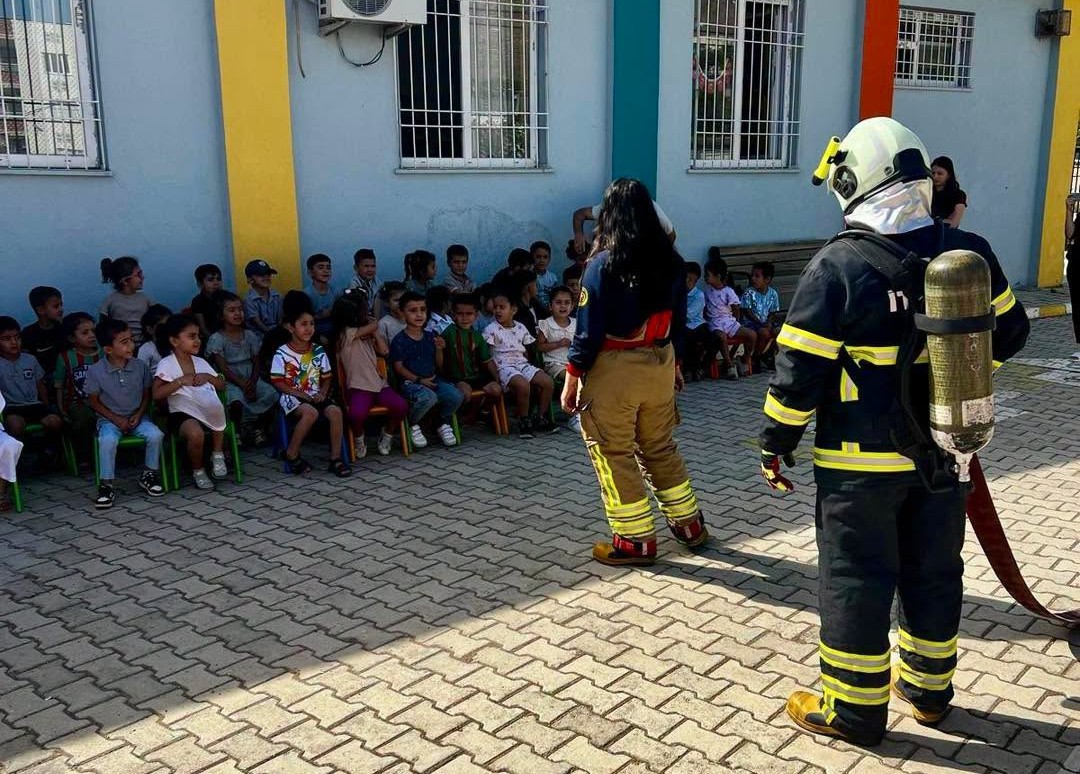 CİZRE'DE İTFAİYE HAFTASI ETKİNLİKLERİ KAPSAMINDA NERGİS ANAOKULU’NU ZİYARET EDEN CİZRE BELEDİYESİ İTFAİYE EKİPLERİ, MİNİK ÖĞRENCİLERE YANGIN GÜVENLİĞİ VE AFET BİLİNCİNİ ANLATTI.