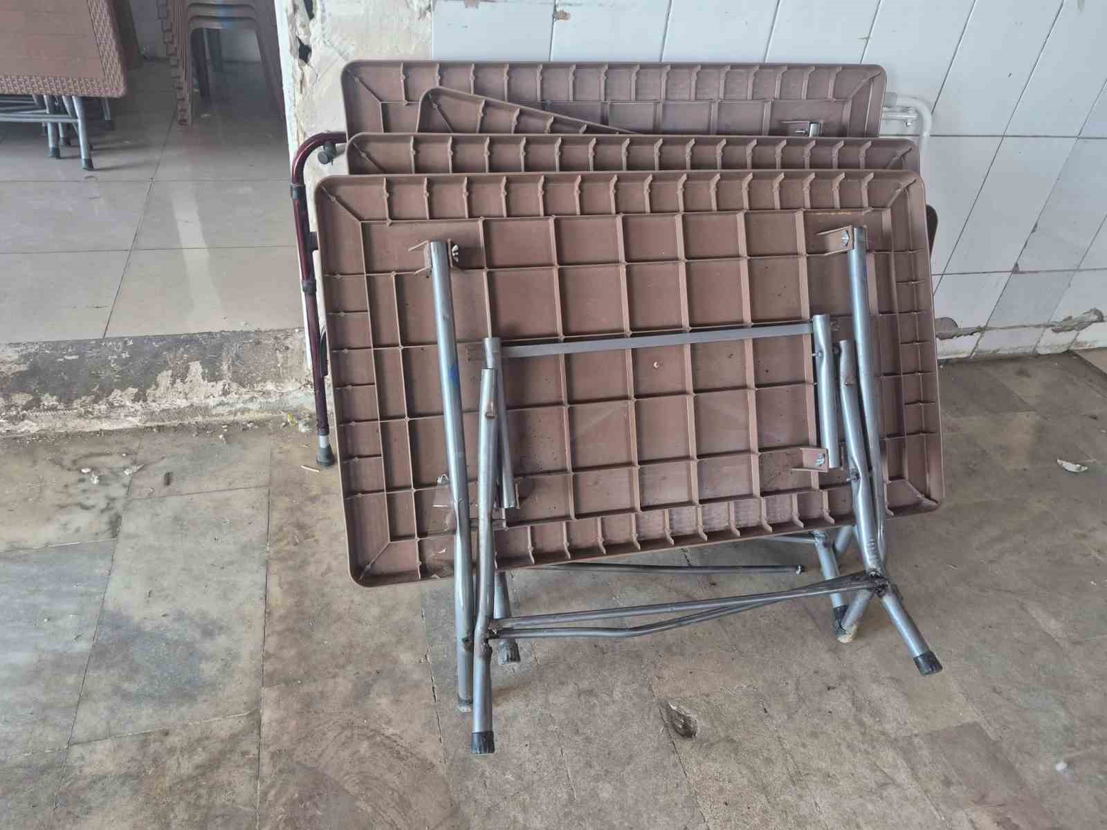 AFYONKARAHİSAR’IN BOLVADİN İLÇESİNDE CENAZE, DÜĞÜN VE ÖZEL GÜNLERİNDE ÜCRETSİZ KULLANMASI İÇİN MUHTARLIĞA ALDIĞI 400 SANDALYE VE 40 MASANIN 3 AY İÇİNDE KIRILIP, ÇALINMASINA MAHALLE MUHTARI TEPKİ GÖSTERDİ.