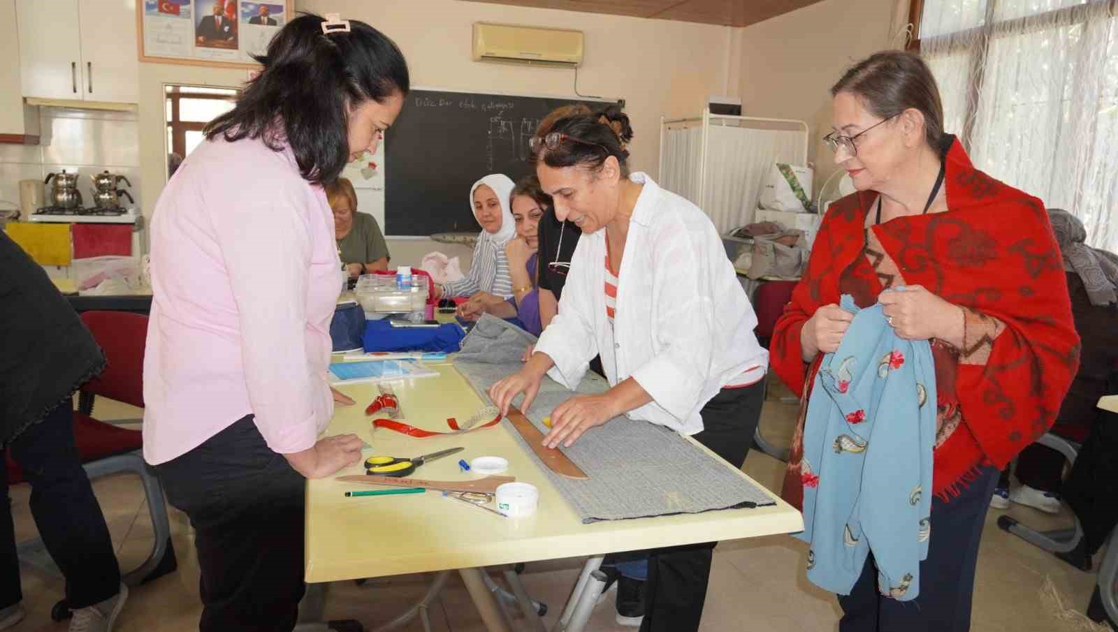 MANİSA’NIN YUNUSEMRE İLÇESİNDE YAKLAŞIK 10 YILDIR KULLANILMAYAN SOSYAL TESİS, DİKİŞ NAKIŞ KURSLARIYLA EĞİTİM YUVASINA DÖNÜŞTÜ. GÜZELYURT MAHALLESİ’NDE GEÇEN YIL BAŞLATILAN KURSLARDA 150 KADIN EĞİTİM ALIRKEN, YENİ EĞİTİM DÖNEMİNDE DE 40 KADIN KURSİYER TERZİLİK ÖĞRENMEYE BAŞLADI. KURSLAR SAYESİNDE KADINLAR HEM MESLEK SAHİBİ OLMA YOLUNDA İLERLİYOR HEM DE SOSYALLEŞEREK YENİ BİR ÇEVRE EDİNİYOR.
