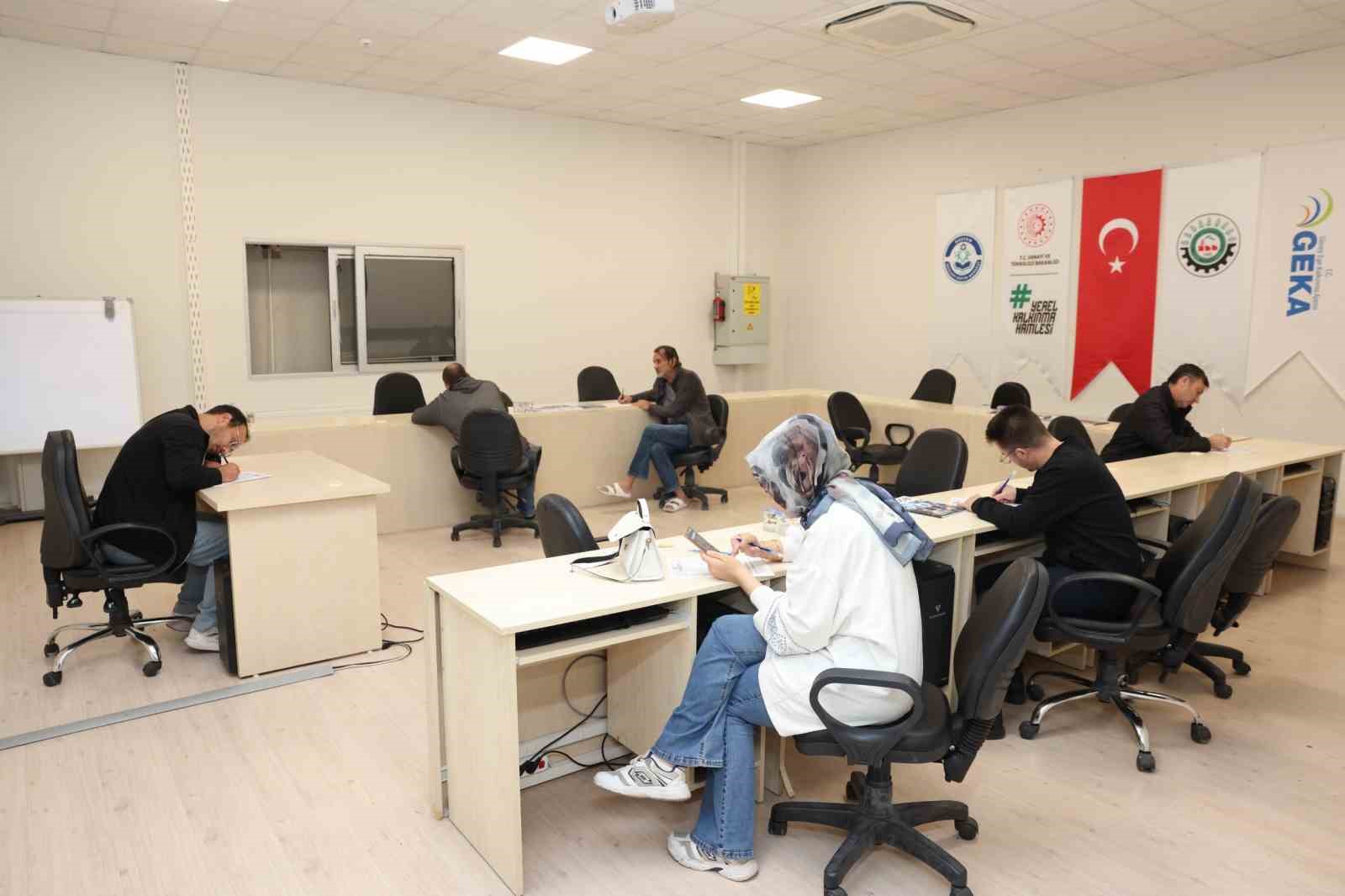 DENİZLİ ORGANİZE SANAYİ BÖLGESİ MÜDÜRLÜĞÜ İLE DENİZLİ ÇALIŞMA VE İŞ KURUMU İL MÜDÜRLÜĞÜ İŞ BİRLİĞİNDE, BÖLGEDE FAALİYET GÖSTEREN FİRMALARIN NİTELİKLİ İŞ GÜCÜNE ERİŞİMİNİ KOLAYLAŞTIRMAK VE İŞ ARAYAN VATANDAŞLARI AÇIK İŞ POZİSYONLARIYLA BULUŞTURMAK AMACIYLA "TOPLU İŞ GÖRÜŞMESİ ETKİNLİĞİ" DÜZENLENDİ.