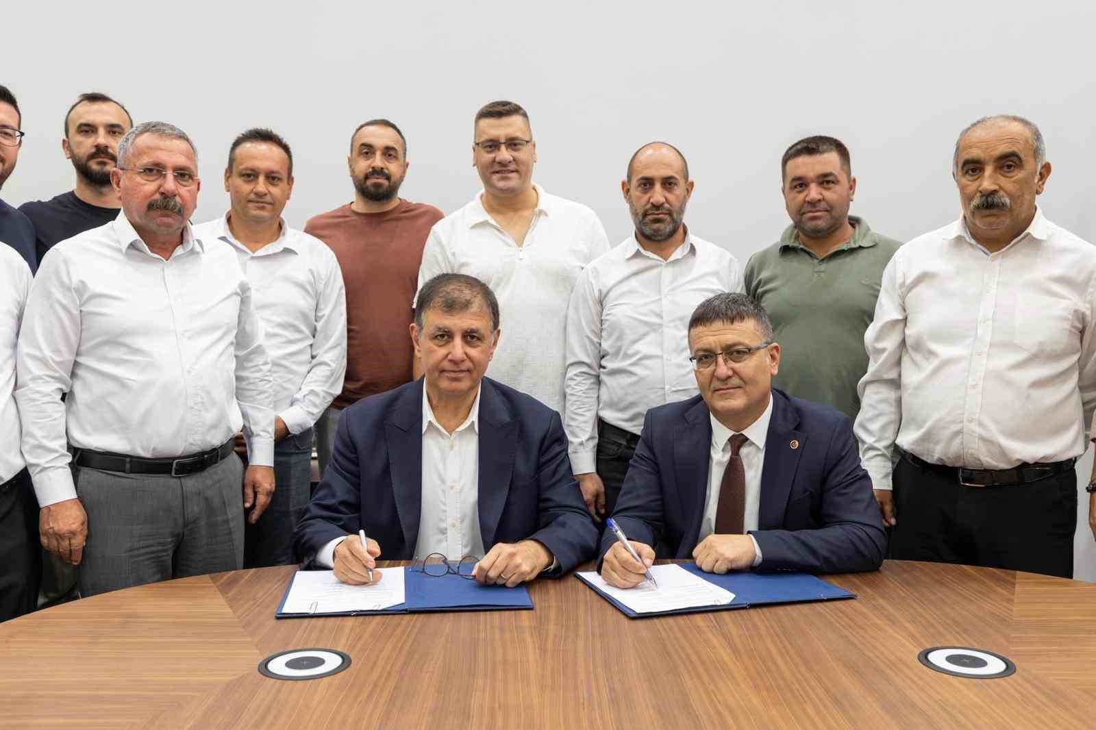 İZMİR BÜYÜKŞEHİR BELEDİYE BAŞKANI DR. CEMİL TUGAY VE BELEDİYE-İŞ SENDİKASI İZMİR 3 NO’LU ŞUBE BAŞKANI MUSA BOZKURT, İMZADAN SONRA TOKALAŞARAK HAYIRLI OLSUN DİLEĞİNDE BULUNDU.