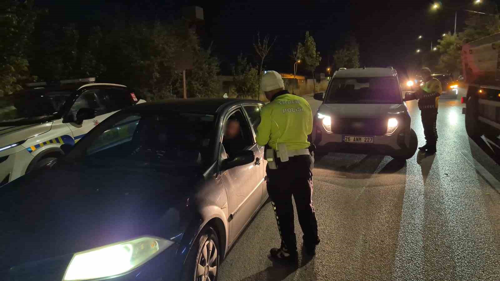 DÜN AKŞAM SAATLERİNDE TEPEBAŞI İLÇESİ ÇAMLICA MAHALLESİ ULUSAL EGEMENLİK BULVARI ÜZERİNDE POLİS EKİPLERİNCE TRAFİK DENETİMİ YAPILDI. EKİPLERCE DURDURULAN ARAÇ SÜRÜCÜLERİNİN GEREKLİ EVRAKLARI KONTROL EDİLİRKEN, ALKOL TESTİ YAPILDI. TRAFİK KURALLARINI İHLAL ETTİĞİ BELİRLENEN ARAÇ VE SÜRÜCÜLERİ HAKKINDA İŞLEM UYGULANDI.