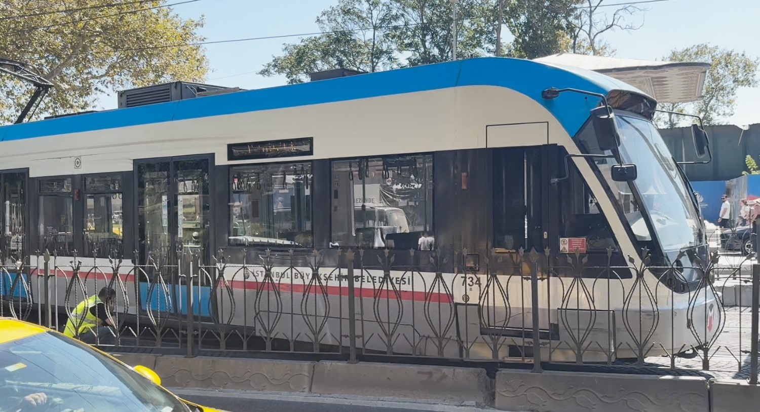 T1 KABATAŞ-BAĞCILAR SEFERİNİ YAPAN TRAMVAY, FINDIKLI İSTASYONU’NDA RAYDAN ÇIKTI. TRAMVAYDAKİ YOLCULAR TEDBİR AMACIYLA TAHLİYE EDİLDİ. EKİPLERİN ÇALIŞMASIYLA YENİDEN RAYLARA YERLEŞTİRİLEN TRAMVAY BÖLGEDEN KALDIRILDI.