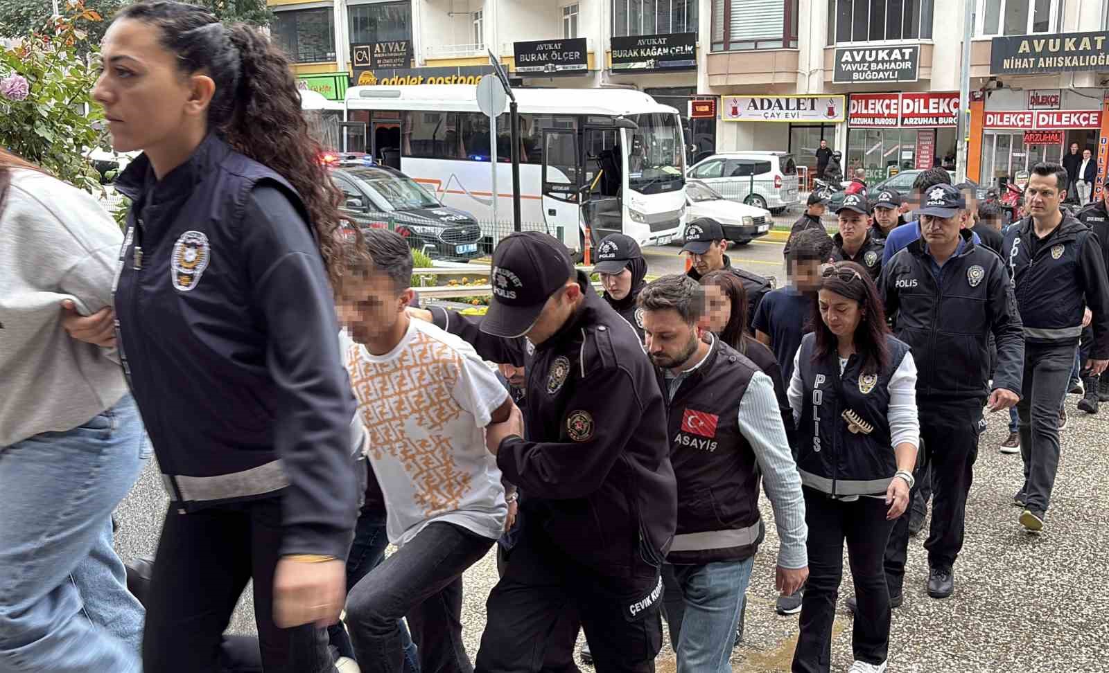 KENDİLERİNİ ALICI VE "NOTER GÖREVLİSİ" OLARAK TANITIP "GÜVENLİ ÖDEME SİSTEMİ" YALANIYLA ARAÇ SATANLARI DOLANDIRAN ŞAHISLARA YÖNELİK DÜZENLENEN OPERASYONDA GÖZALTINA ALINAN 15 ŞÜPHELİ TUTUKLANDI.