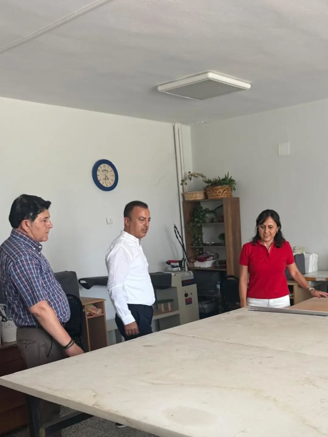 AYDIN’IN YENİPAZAR İLÇESİNDE İLÇE MİLLİ EĞİTİM MÜDÜRÜ SERKAN AKYOL, YENİPAZAR HALK EĞİTİMİ MERKEZİ MÜDÜRLÜĞÜNÜ ZİYARET EDEREK KURUMDA YÜRÜTÜLEN EĞİTİM FAALİYETLERİNİ YERİNDE İNCELEDİ.