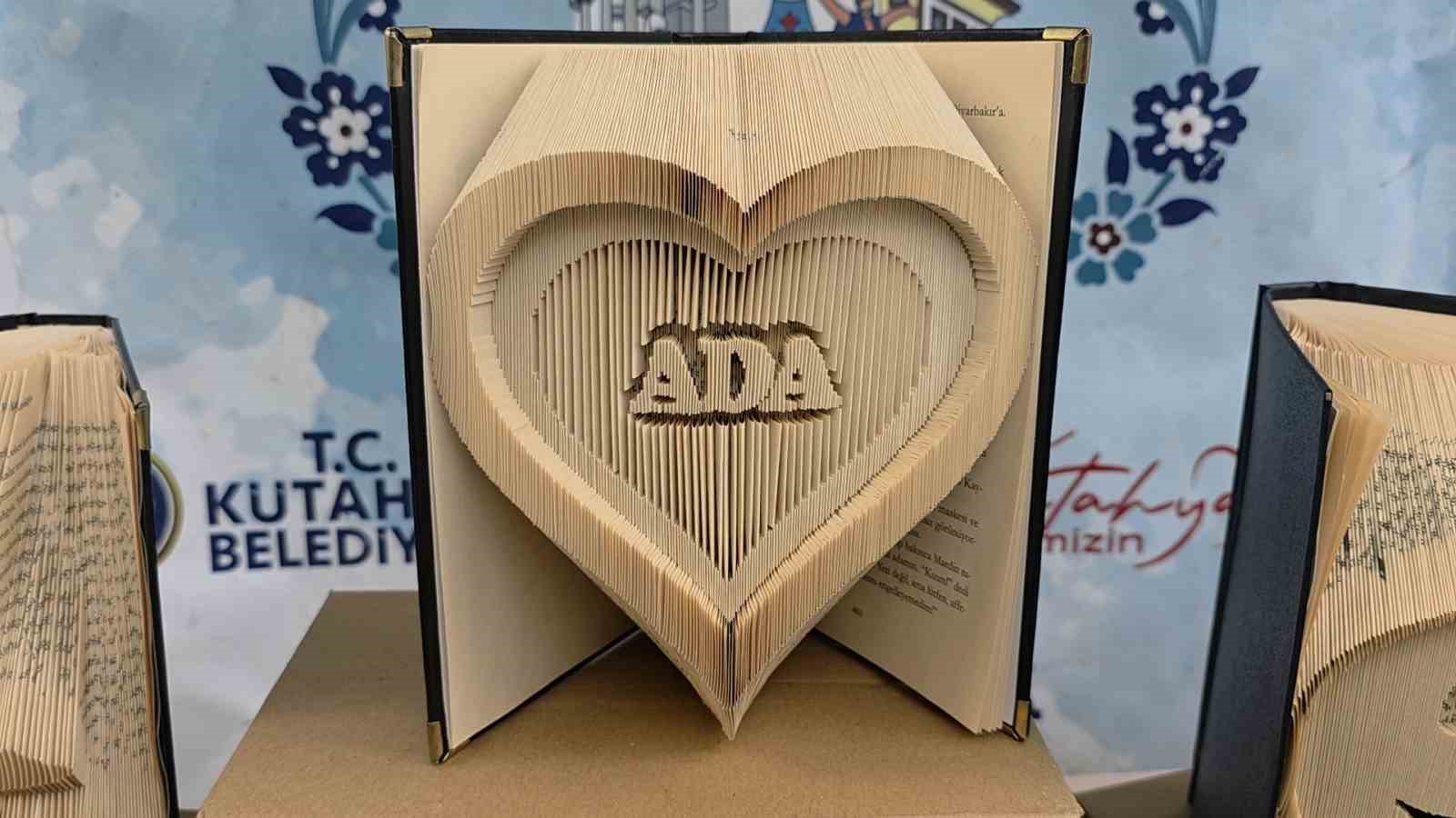 KÜTAHYA'DA HURDA KİTAPLAR SANAT ESERİNE DÖNÜŞÜYOR