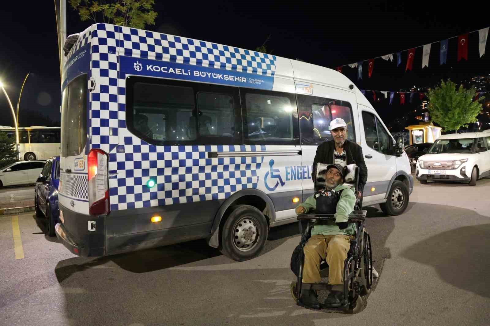 BİLGİSAYARINI TEK PARMAĞIYLA KULLANARAK 27 KİTAP YAZAN YÜZDE 98 ENGELLİ ERDAL YALÇIN, ESERLERİNİ 16. ULUSLARARASI KOCAELİ KİTAP FUARI'NDA OKURLARIYLA BULUŞTURDU.
