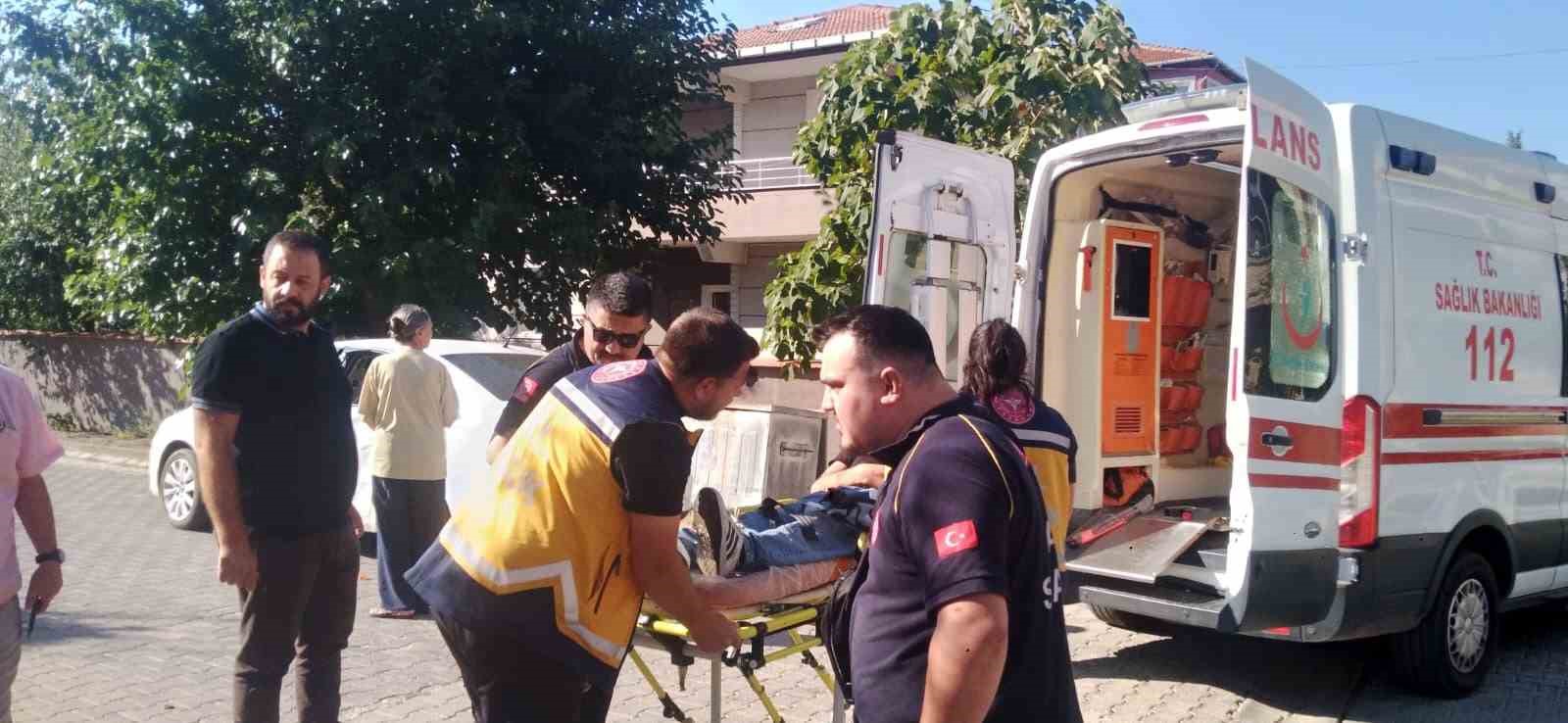 YARALI SÜRÜCÜ AMBULANSLA HASTANEYE KALDIRILDI.
