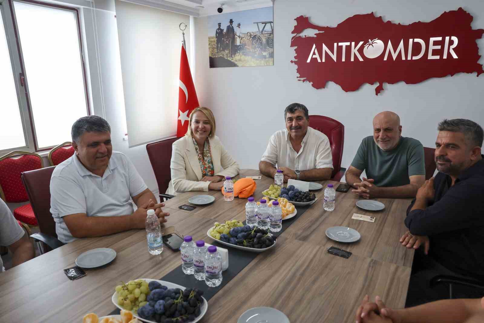 ATSO BAŞKAN ADAYI HATİCE ÖZ, SEÇİM ÇALIŞMALARI KAPSAMINDA ANTALYA TOPTANCI HALİ'Nİ ZİYARET ETTİ.