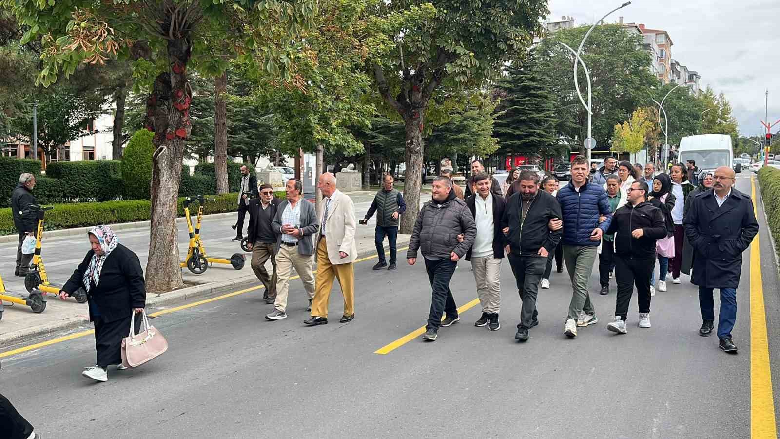 ÇORUMDA VATANDAŞLAR İLE PROTOKOL ÜYELERİ YAŞLILAR GÜNÜNÜ KORTEJLE GERÇEKLEŞTİRDİ