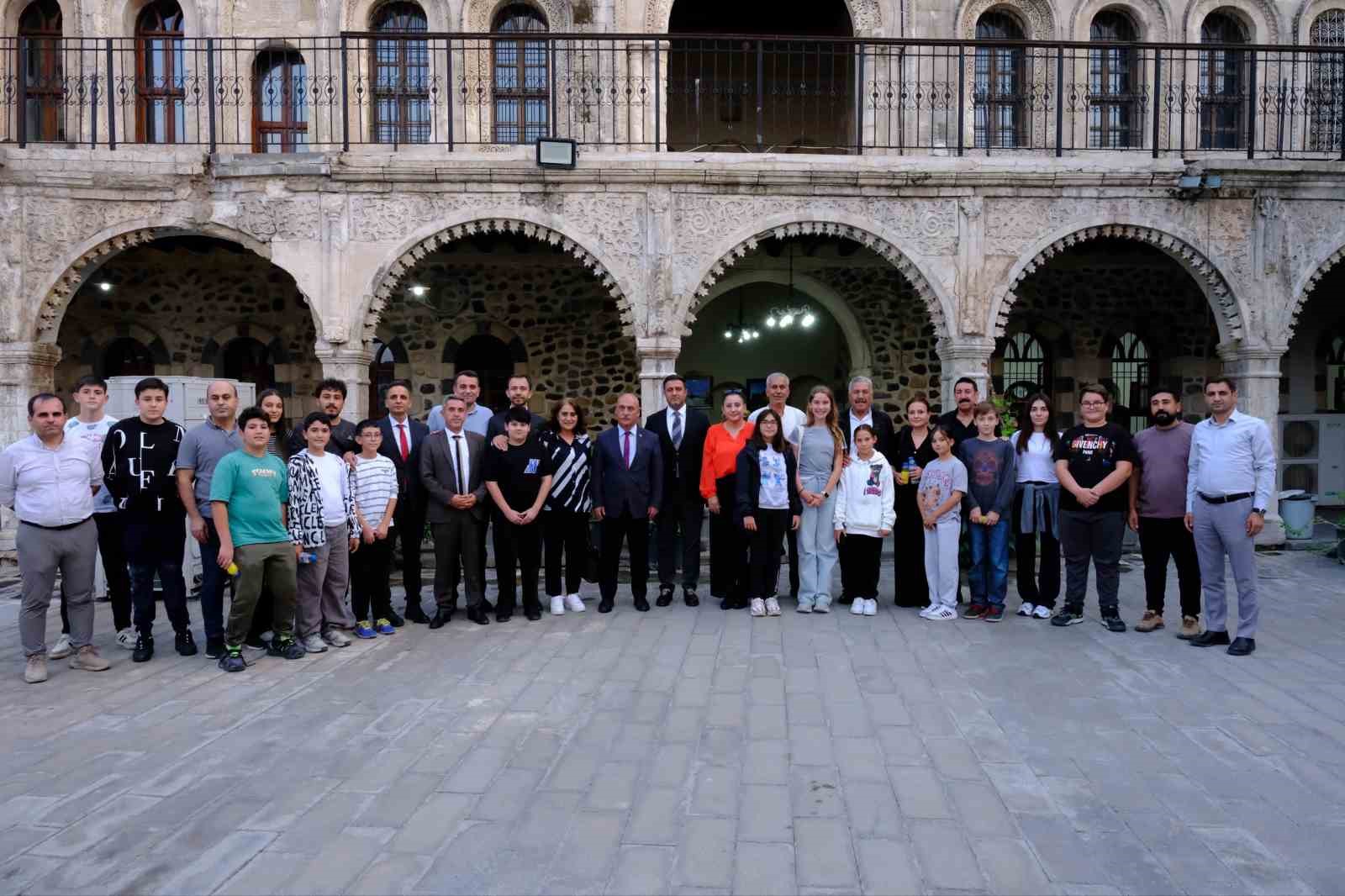 CİZRE, "BİZİM GÖK KUBBEMİZ" PROJESİ KAPSAMINDA EĞİTİM HEYETİ VE MİSAFİR ÖĞRENCİLERİ AĞIRLADI. CİZRE DENGBÊJ EVİ’Nİ VE İLÇENİN TARİHİ MEKÂNLARINI ZİYARET EDEN HEYET, KENTİN ASIRLIK KÜLTÜR GELENEĞİNİ YERİNDE DENEYİMLEDİ.