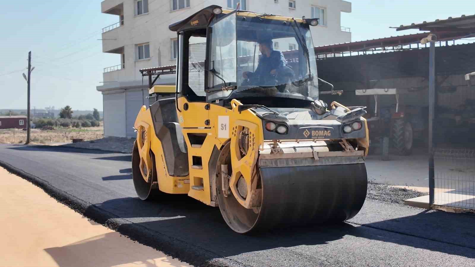 ANTAKYA İLÇESİ GÜZELBURÇ MAHALLESİ’NDE DEVAM EDEN ASFALT SERİM ÇALIŞMALARINDAN GÖRÜNTÜ.