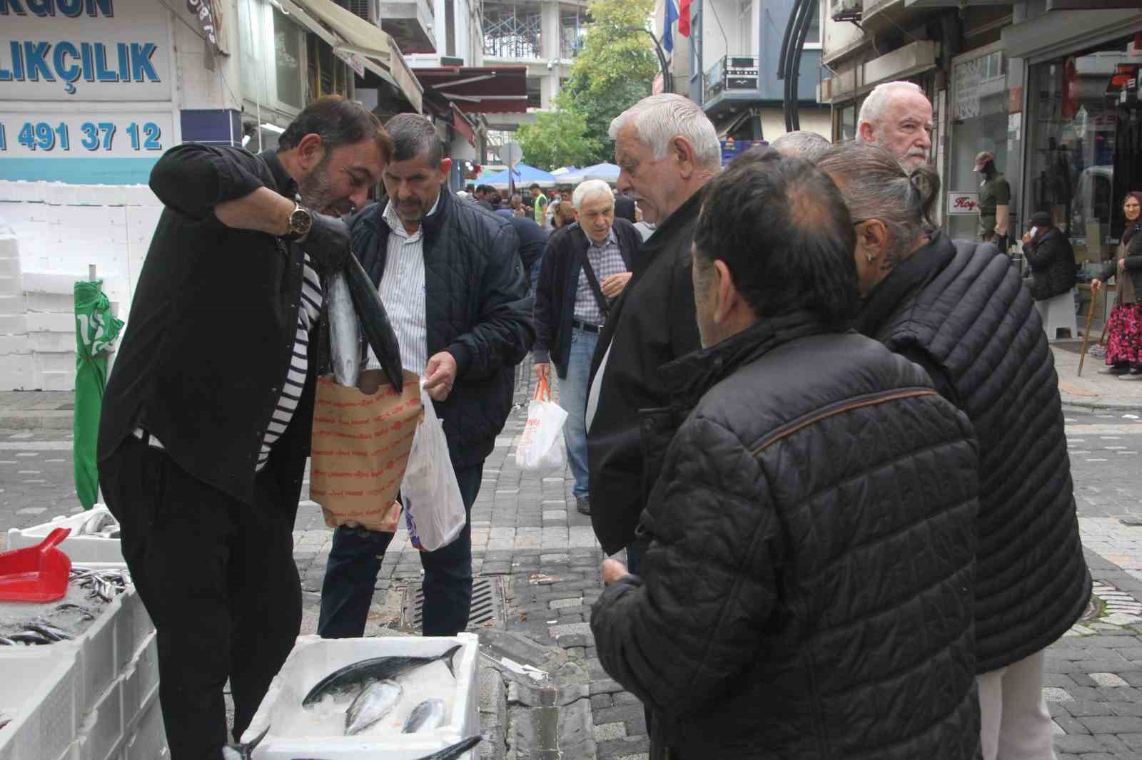 KARADENİZ'DE PALAMUT AVININ BOLLAŞMASIYLA BİRLİKTE FİYATLAR YARI YARIYA DÜŞTÜ. YAKLAŞIK 800-900 GRAM AĞIRLIĞINDAKİ PALAMUTLARIN TANESİ 50 LİRADAN SATIŞA SUNULURKEN, VATANDAŞLAR UCUZ BALIĞA YOĞUN İLGİ GÖSTERDİ.