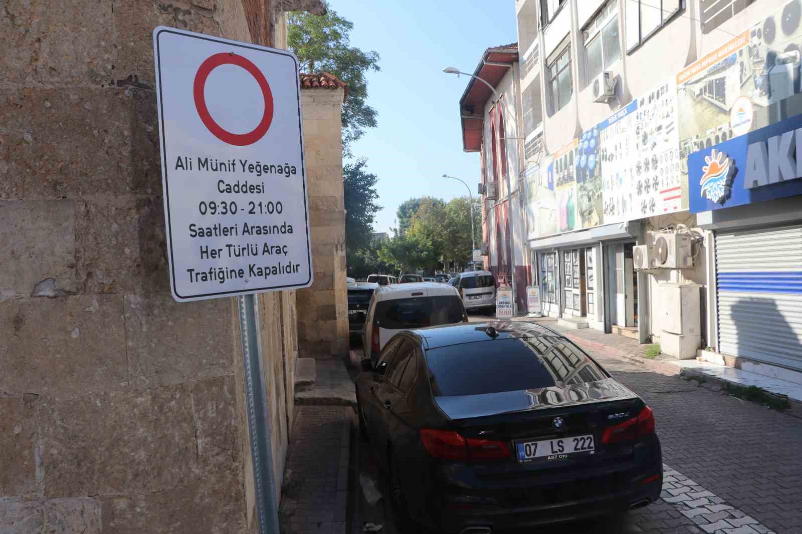 ADANA’DA TARİHİ BÜYÜKSAAT KULESİ’NİN BULUNDUĞU ALİ MÜNİF YEĞENAĞA CADDESİ ARAÇ TRAFİĞİNE KAPATILDI.