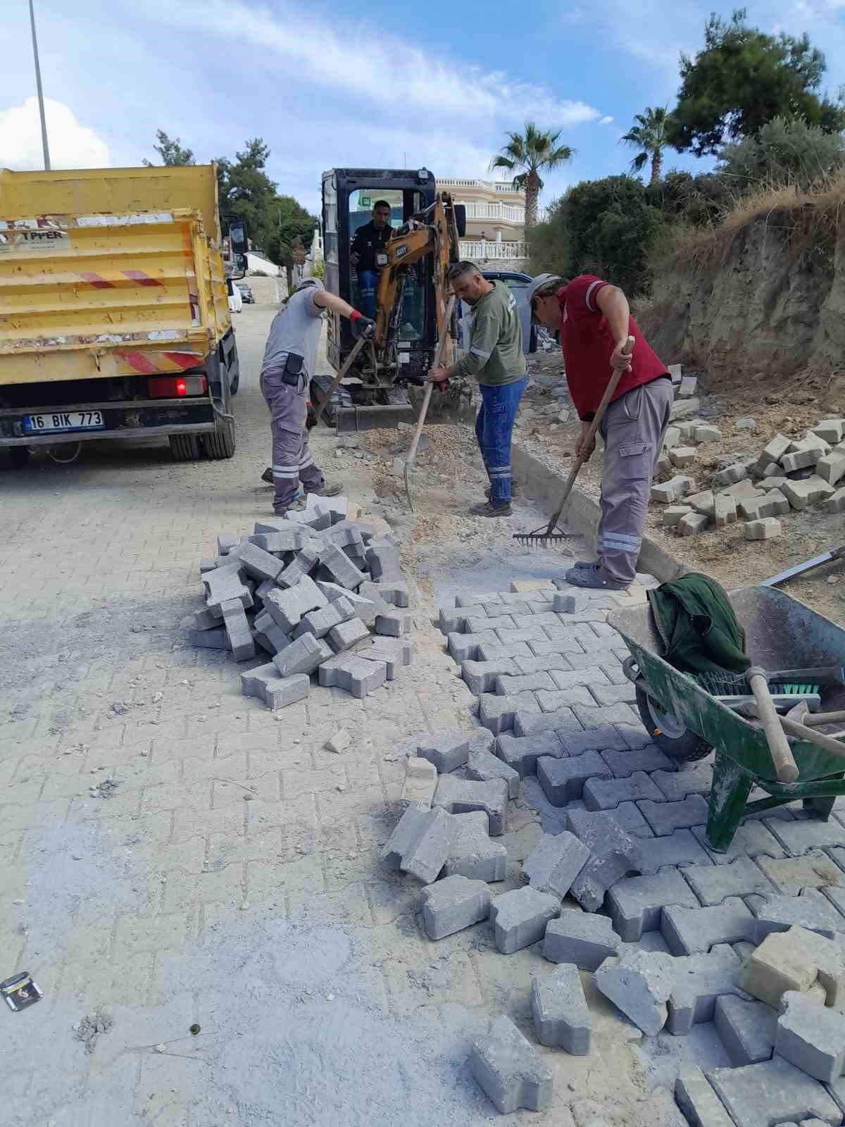 KUŞADASI’NDA KARAOVA MAHALLESİ’NDE 12 BİN METREKARELİK KİLİT PARKE TAŞI DÖŞEME ÇALIŞMASI TAMAMLANIRKEN, YAVANSU MAHALLESİ’NDE 2 BİN 500 METREKARELİK YENİ YOL PROJESİ BAŞLATILDI.
