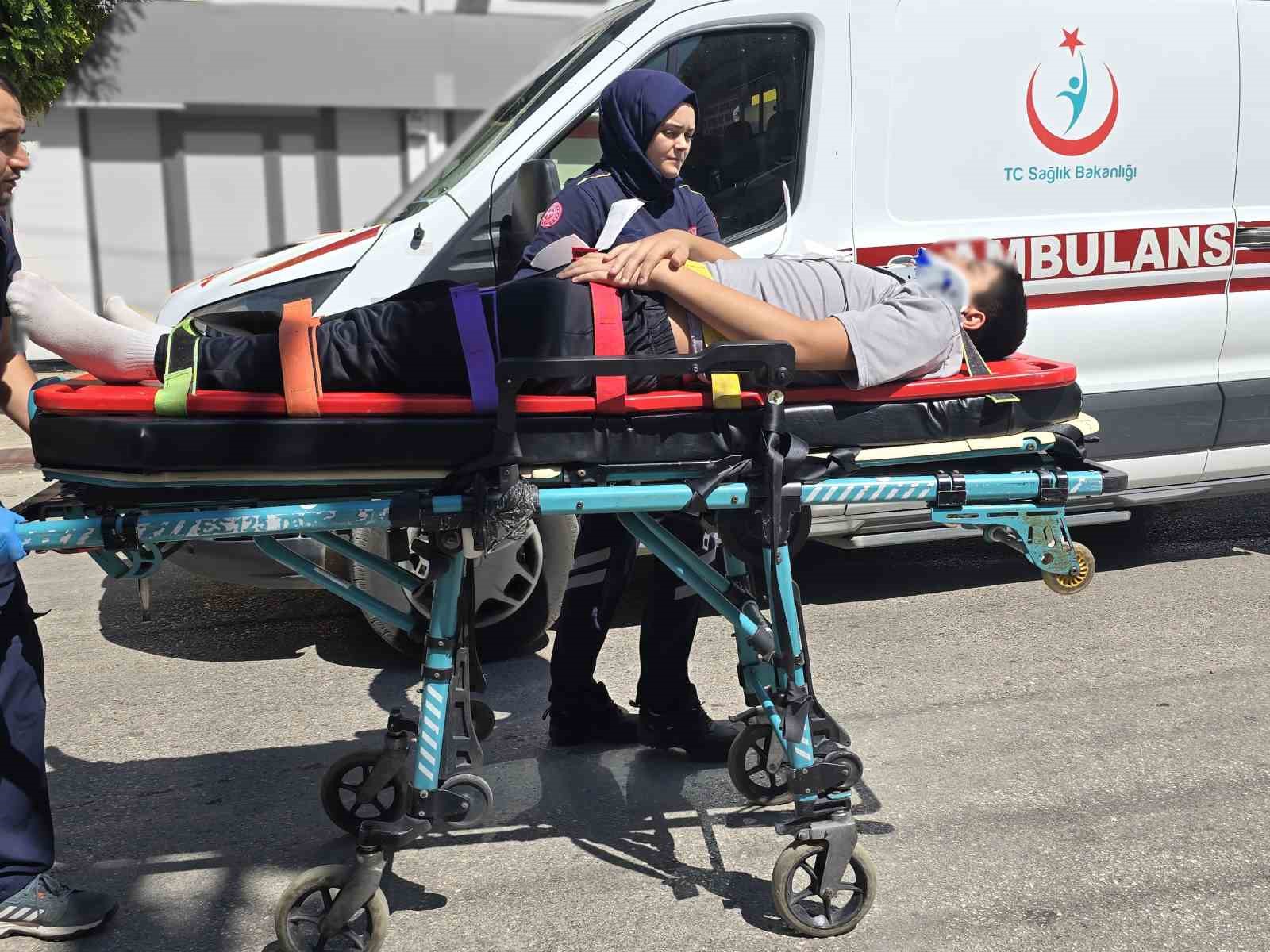 YARALI 2 GENÇ, AMBULANSLARLA İNEGÖL DEVLET HASTANESİ’NE KALDIRILARAK TEDAVİ ALTINA ALINDI.