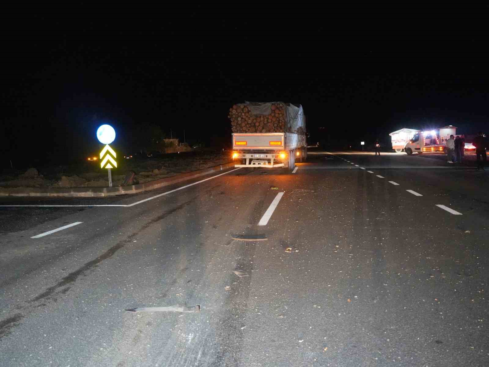 KASTAMONU’NUN TAŞKÖPRÜ İLÇESİNDE TIR İLE OTOMOBİLİN ÇARPIŞTIĞI KAZADA SÜRÜCÜ CİHAN ERGÜN İLE YANINDA BULUNAN EŞİ SEYHAN ERGÜN HAYATINI KAYBETTİ.
