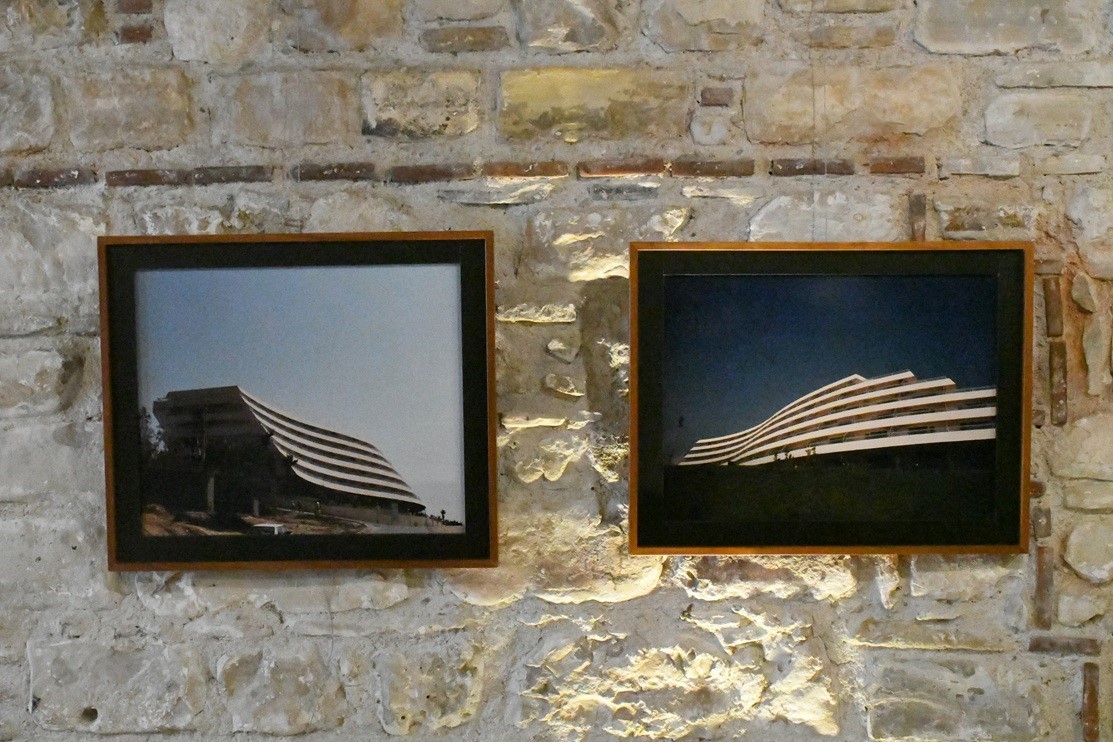 MİMARLIK HAFTASI KAPSAMINDA AÇILAN “KUŞADASI MODERN” SERGİSİ, MİMAR NAFİ ÇİL’İN 1973-1996 YILLARI ARASINDA KUŞADASI, SÖKE VE AYDIN’DA TASARLADIĞI PROJELERİ ÖZGÜN ÇİZİM VE FOTOĞRAFLARLA YENİDEN GÜN YÜZÜNE ÇIKARIYOR.