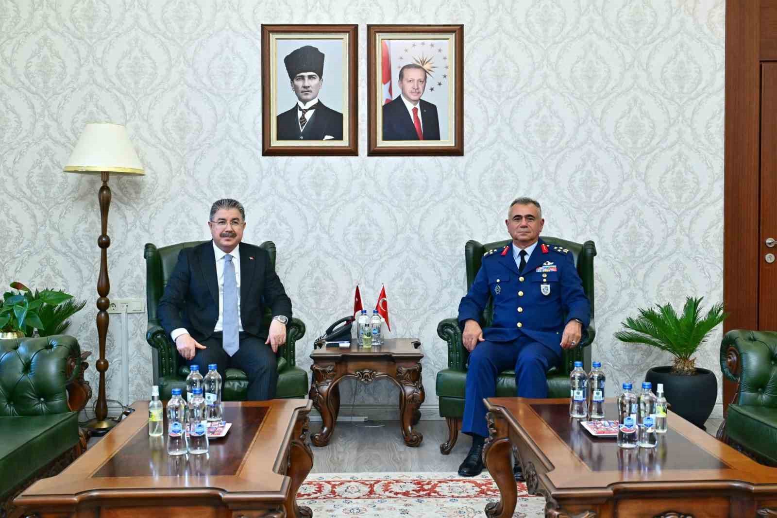 YÜKSEK ASKERÎ ŞÛRA (YAŞ) KARARI İLE MUHARİP HAVA KUVVETİ VE GARNİZON KOMUTANLIĞI GÖREVİNE ATANAN HAVA KORGENERAL ERDOĞAN GÜR, ESKİŞEHİR VALİSİ DR. ERDİNÇ YILMAZ’I MAKAMINDA ZİYARET ETTİ.