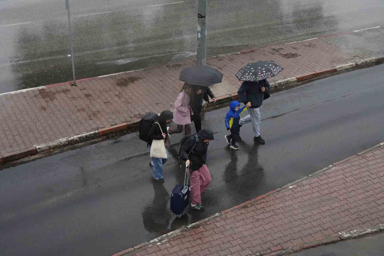 ANTALYA'DA SABAH SAATLERİNDEN İTİBAREN ETKİLİ OLAN SAĞANAK, GÜNLÜK YAŞAMI OLUMSUZ ETKİLEDİ. CADDE VE SOKAKLARDA SU BİRİKİNTİLERİ OLUŞURKEN, KENT SAKİNLERİ VE TURİSTLER ŞEMSİYE VE YAĞMURLUKLARLA YAĞIŞTAN KORUNMAYA ÇALIŞTI.