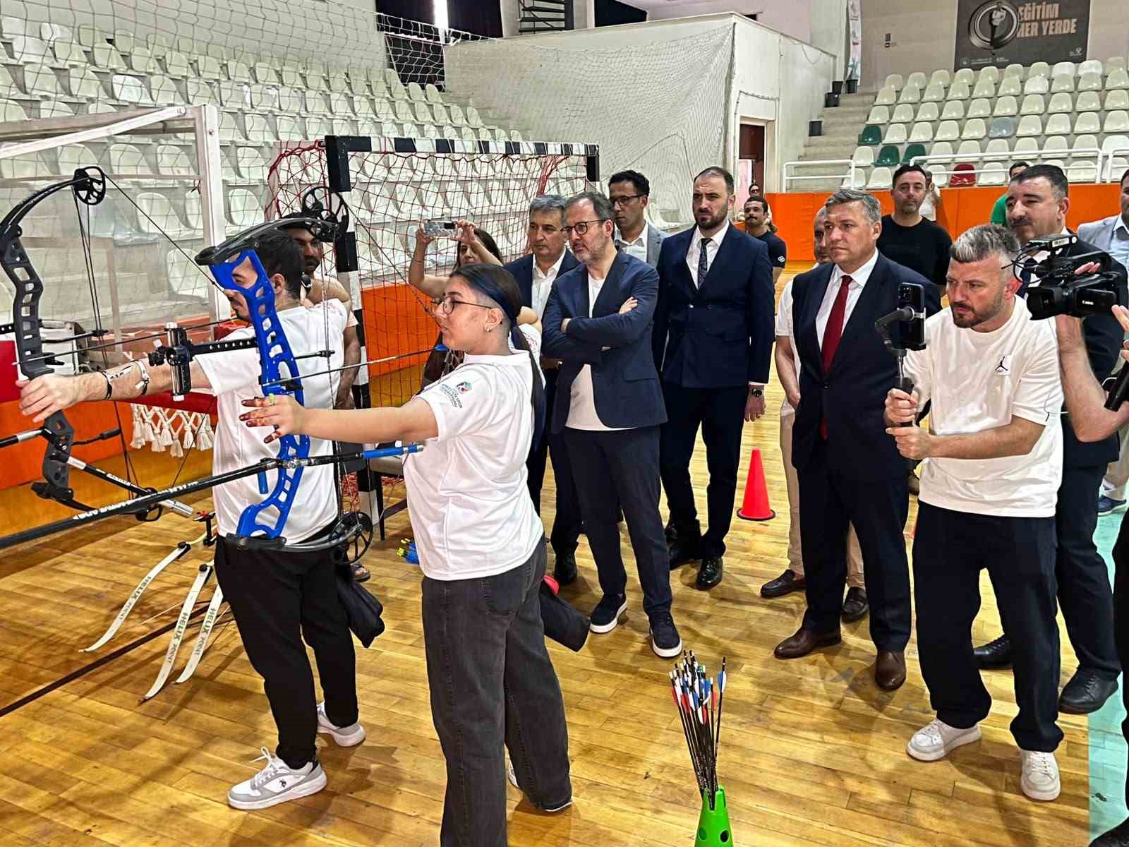 AK PARTİ İZMİR MİLLETVEKİLİ VE ESKİ GENÇLİK VE SPOR BAKANI MEHMET MUHARREM KASAPOĞLU, GAZİEMİR'DEKİ GENÇLİK VE SPOR MERKEZİNDE KURULAN PORTATİF HAVUZU ZİYARET EDEREK İNCELEMELERDE BULUNDU.