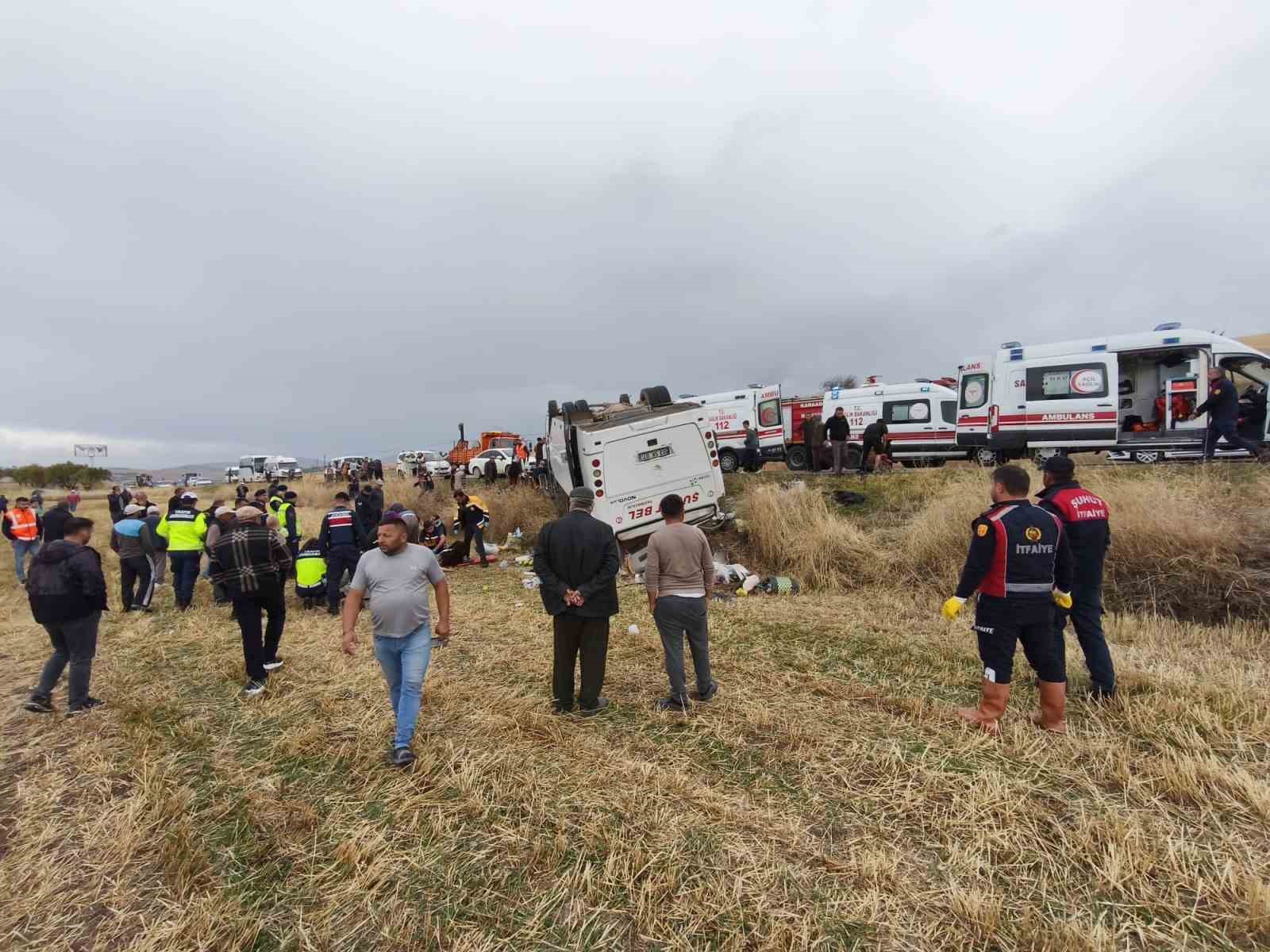 AFYONKARAHİSAR’DA ŞEHİR İÇİ YOLCU TAŞIMACILIĞI YAPAN MİNİBÜSÜN ŞARAMPOLE DEVRİLMESİ SONUCU İLK BELİRLEMELERE GÖRE 25 KİŞİ YARALANDI.