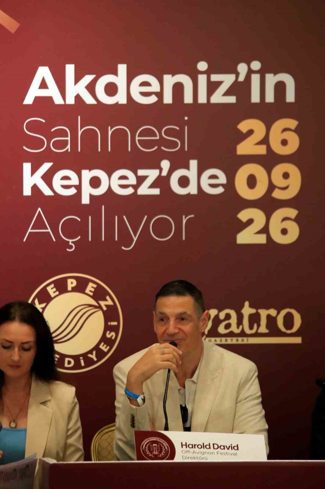 2. ULUSLARARASI TİYATRO ÖDÜLLERİ ÖNCESİ DÜZENLENEN TOPLANTIDA KONUŞAN KEPEZ BELEDİYE BAŞKANI MESUT KOCAGÖZ, KEPEZ’İ SANATIN ÜRETİLDİĞİ VE PAYLAŞILDIĞI GÜÇLÜ BİR KÜLTÜR MERKEZİ HALİNE GETİRMEK İSTEDİKLERİNİ SÖYLEYEREK, “AMACIMIZ TİYATROYU YARIŞTIRMAK DEĞİL, EMEĞİ GÖRÜNÜR KILMAKTIR” DEDİ.