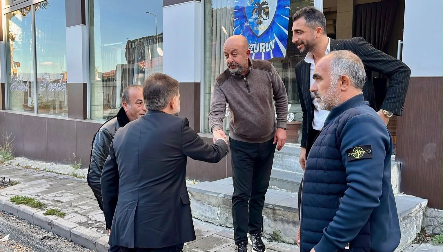 YAKUTİYE BELEDİYE BAŞKANI MAHMUT UÇAR, İLÇE GENELİNDE YÜRÜTÜLEN ALTYAPI VE ÜSTYAPI ÇALIŞMALARINI YAKINDAN TAKİP ETMEYİ SÜRDÜRÜYOR. BAŞKAN UÇAR, BU KAPSAMDA BAT PAZARI CADDESİ’NDE BELEDİYE EKİPLERİ TARAFINDAN GERÇEKLEŞTİRİLEN ÇALIŞMALARI YERİNDE İNCELEYEREK BÖLGE ESNAFIYLA BİR ARAYA GELDİ.