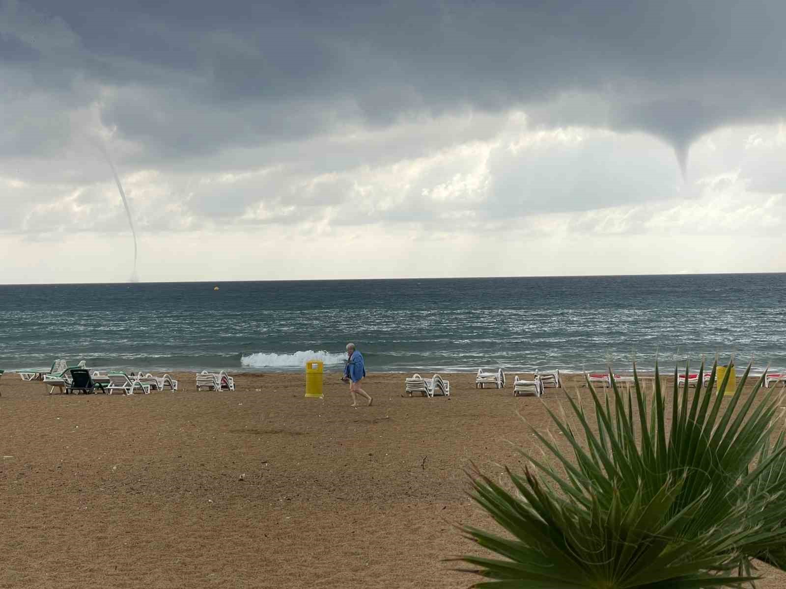 ANTALYA’NIN ALANYA İLÇESİNDEKİ İNCEKUM HALK PLAJI AÇIKLARINDA BUGÜN SAAT 14.00 SIRALARINDA AYNI DAKİKALARDA PEŞ PEŞE ÜÇ HORTUM OLUŞTU. DENİZDE VE PLAJDA BULUNAN TURİSTLER, HORTUMLARI CEP TELEFONLARIYLA GÖRÜNTÜLEDİ.