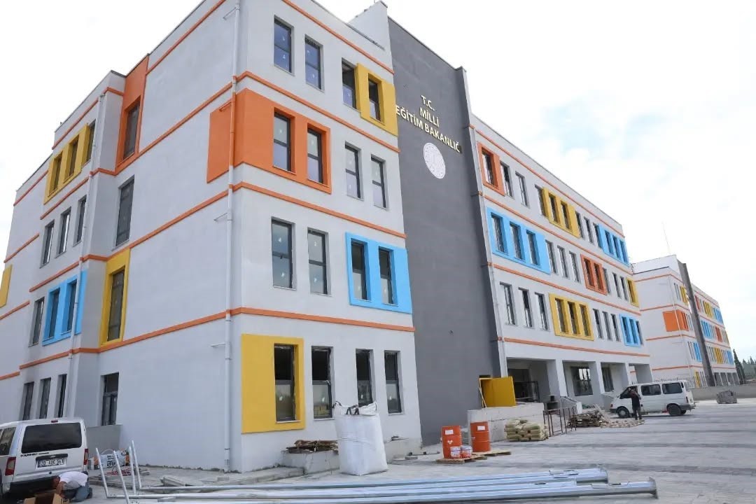 İNCİRLİOVA’DA MİLLİ EĞİTİM BAKANLIĞI VE DÜNYA BANKASI TARAFINDAN YAPIMI SÜRDÜRÜLEN OKULLAR KAMPÜSÜ’NDE İNCELEME YAPAN BELEDİYE BAŞKANI AYTEKİN KAYA, OKULLARIN İHTİYAÇLARININ BELİRLENMESİNİN ARDINDAN YAĞMUR SUYU HATTI, YOL VE ÇEVRE DÜZENLEMESİ ÇALIŞMALARININ BAŞLATILMASI İÇİN SÜRECİ BAŞLATTIKLARINI AÇIKLADI.