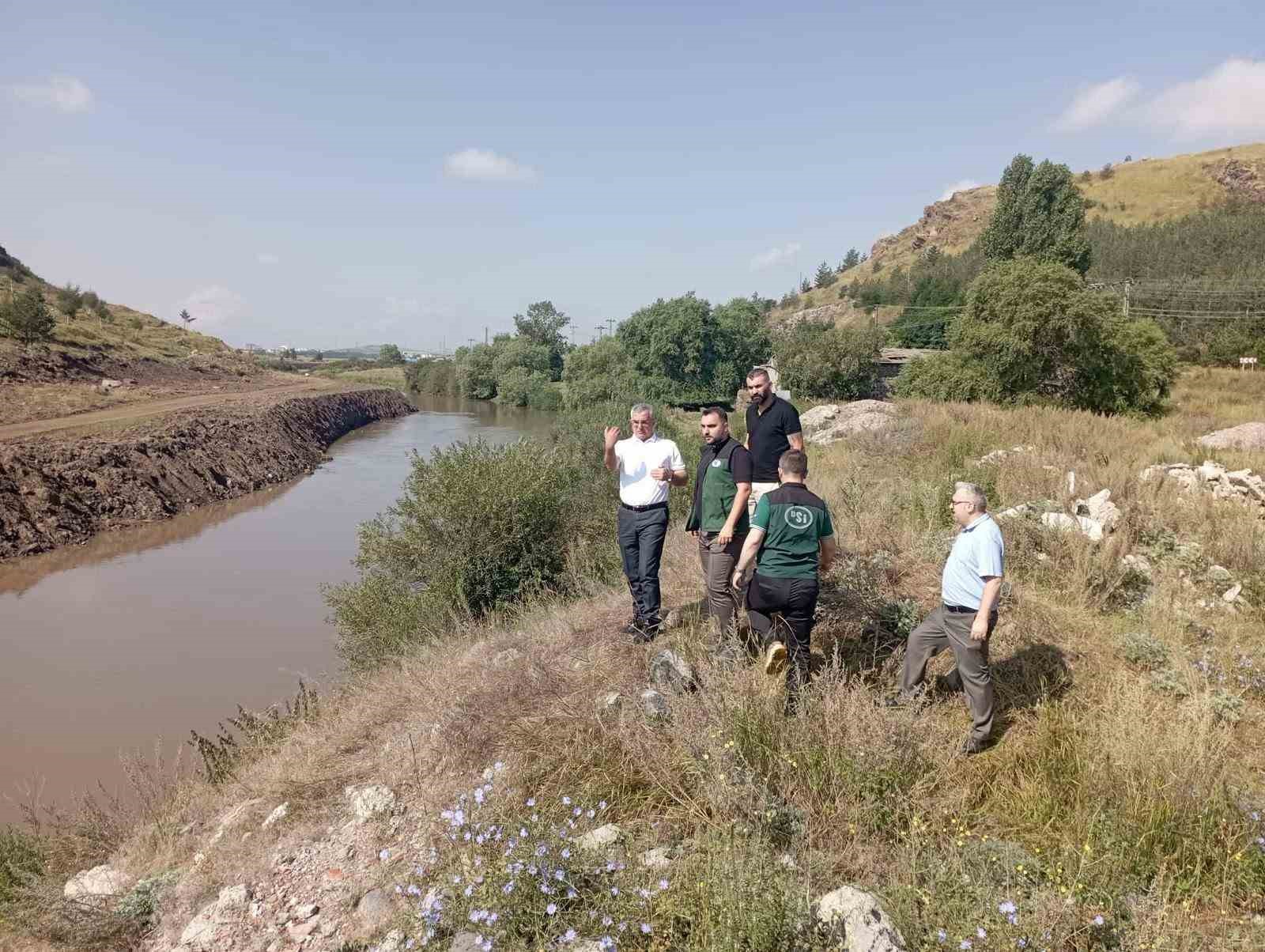 KARS’TA DSİ YATIRIMLARI YERİNDE İNCELENDİ: BÖLGE MÜDÜRÜ KOTAN ÇALIŞMALARI SAHADA DEĞERLENDİRDİ(KARS-İHA)