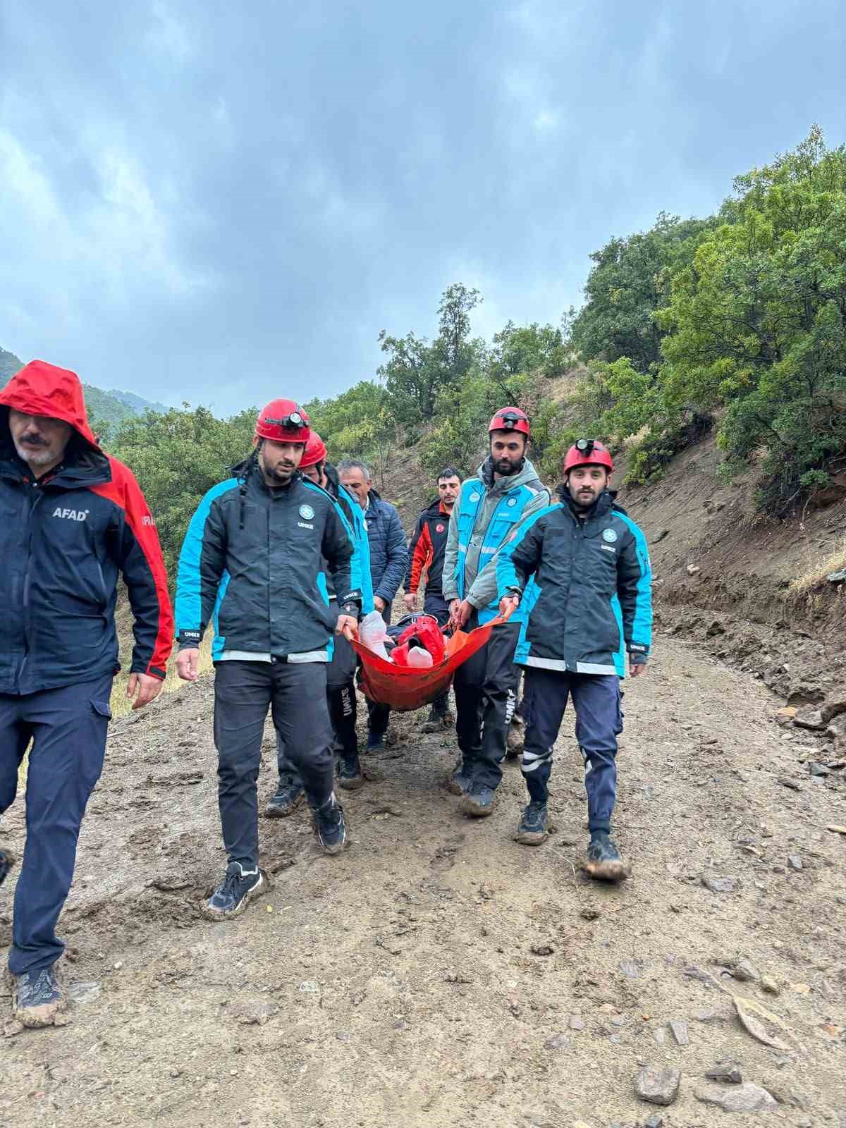 TUNCELİ’NİN NAZIMİYE İLÇESİNDE YOĞUN YAĞIŞ NEDENİYLE YOLU KAPANAN GERİŞ KÖYÜNDEKİ ENGELLİ VATANDAŞA EKİPLER ULAŞTI.