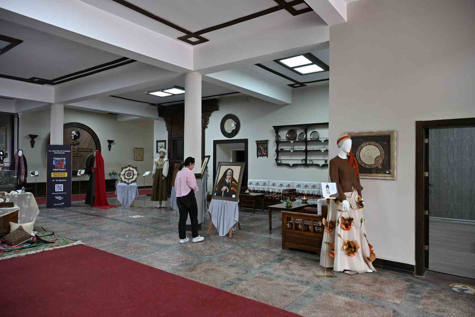 ERZURUM OLGUNLAŞMA ENSTİTÜSÜ, SELÇUKLU’DAN GÜNÜMÜZE UZANAN KADIN GİYİM KÜLTÜRÜ VE ZARAFET ANLAYIŞINI STİLİZE KIYAFETLER VE ANADOLU KİLİM MOTİFLERİNDEN OLUŞAN TABLOLARLA YENİDEN YORUMLADI.
