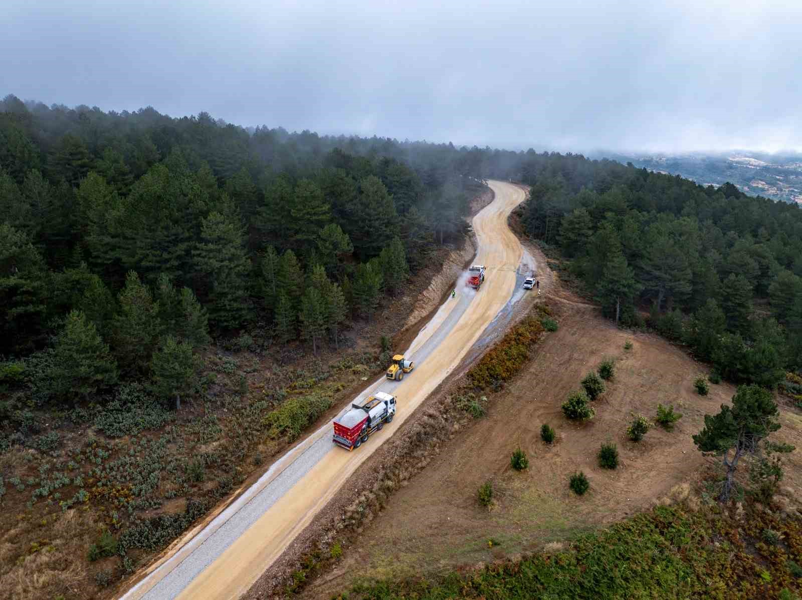 MANİSA BÜYÜKŞEHİR BELEDİYESİ, DEMİRCİ İLÇESİNE BAĞLI SÖĞÜTÇÜK MAHALLESİ’NİN UZUN YILLARDIR BEKLEDİĞİ YOL ÇALIŞMASINI HAYATA GEÇİRDİ. BARDAKÇI YOL AYRIMI İLE SÖĞÜTÇÜK MAHALLESİ ARASINDAKİ 11 KİLOMETRELİK YOLDA YOL GENİŞLETME VE TEMEL ÇALIŞMALARININ ARDINDAN ÇİFT KAT SATHİ KAPLAMA UYGULAMASINA BAŞLANDI.