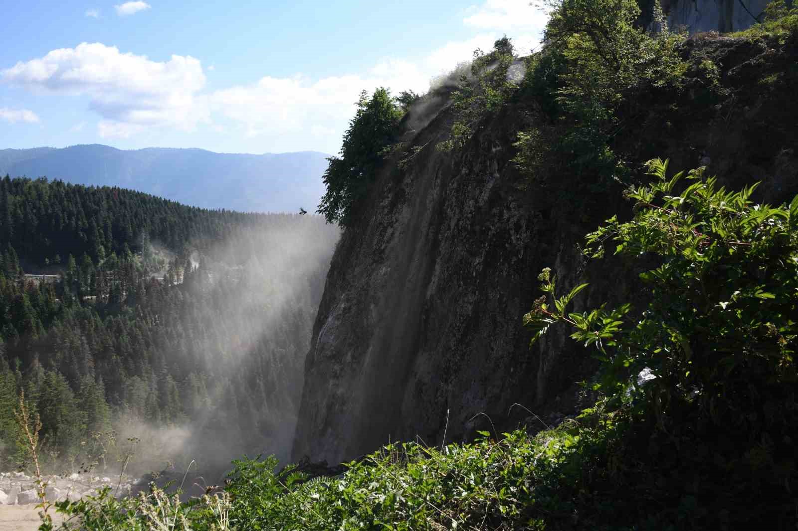 KASTAMONU İL ÖZEL İDARESİNİN ÇALIŞMA YÜRÜTTÜĞÜ ALANLARDA KÖYLÜLER, EKİPLERE AYRAN İKRAMINDA BULUNUYOR.