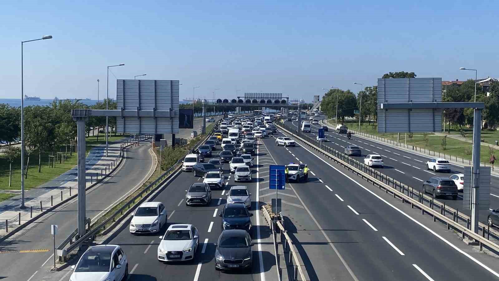 ZEYTİNBURNU'NDA SEYİR HALİNDEKİ PANELVAN ARACIN MOTOR BÖLÜMÜNDE YANGIN ÇIKTI. YANGIN NEDENİYLE SİRKECİ İSTİKAMETİ YAKLAŞIK 1,5 SAAT TRAFİĞE KAPALI KALIRKEN, UZUN ARAÇ KUYRUKLARI OLUŞTU.