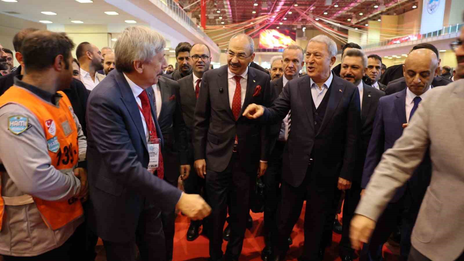 KAYSERİ TİCARET ODASI'NIN (KTO) ORGAN SEÇİMLERİ BAŞLARKEN, ONLARCA ÜYE OY KULLANMAK İÇİN ALANA GELDİ. KTO BAŞKANI VE BAŞKAN ADAYI ÖMER GÜLSOY SEÇİMLE İLGİLİ, "TAM GAZ ÇALIŞMAYA ÖNÜMÜZDEKİ DÖNEMDE DE DEVAM EDECEĞİZ" DERKEN, DİĞER BAŞKAN ADAYI ALİ ALKAN İSE, "DEMOKRASİ ŞÖLENİ YAŞIYORUZ" İFADELERİNİ KULLANDI.