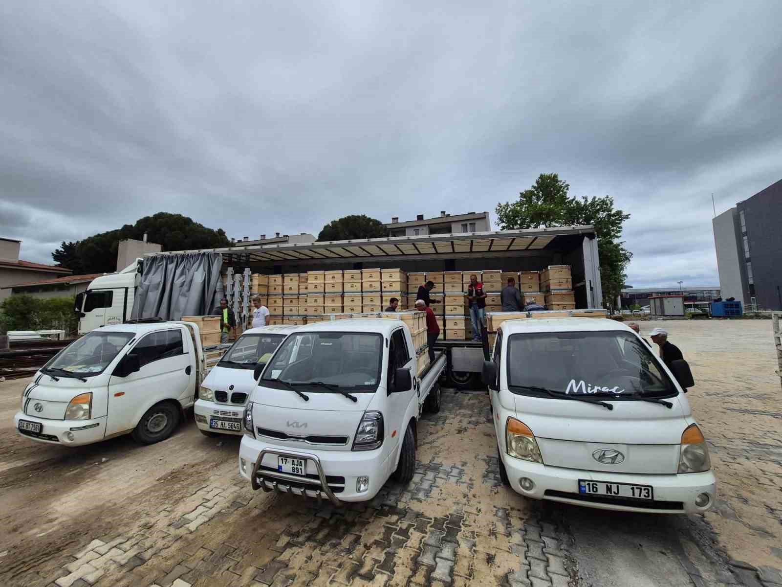 ÇANAKKALE'DE YANGINDAN ETKİLENEN ARICILARA 2 BİN ADET ARI KOVANI DAĞITIMI TAMAMLANDI.