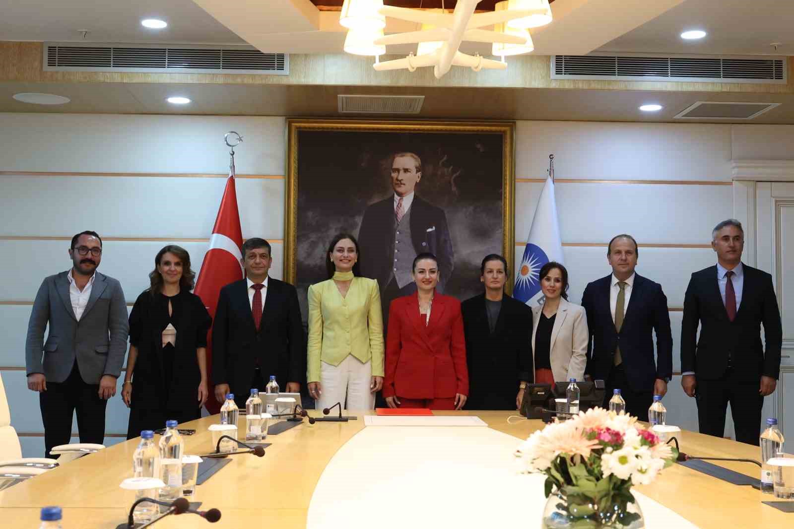 ANTALYA BÜYÜKŞEHİR BELEDİYE BAŞKAN VEKİLİ BÜŞRA ÖZDEMİR İLE KORKUTELİ BELEDİYE BAŞKANI SANİYE CARAN ARASINDA İKİ ÖNEMLİ İŞBİRLİĞİ PROTOKOLÜ İMZALANDI