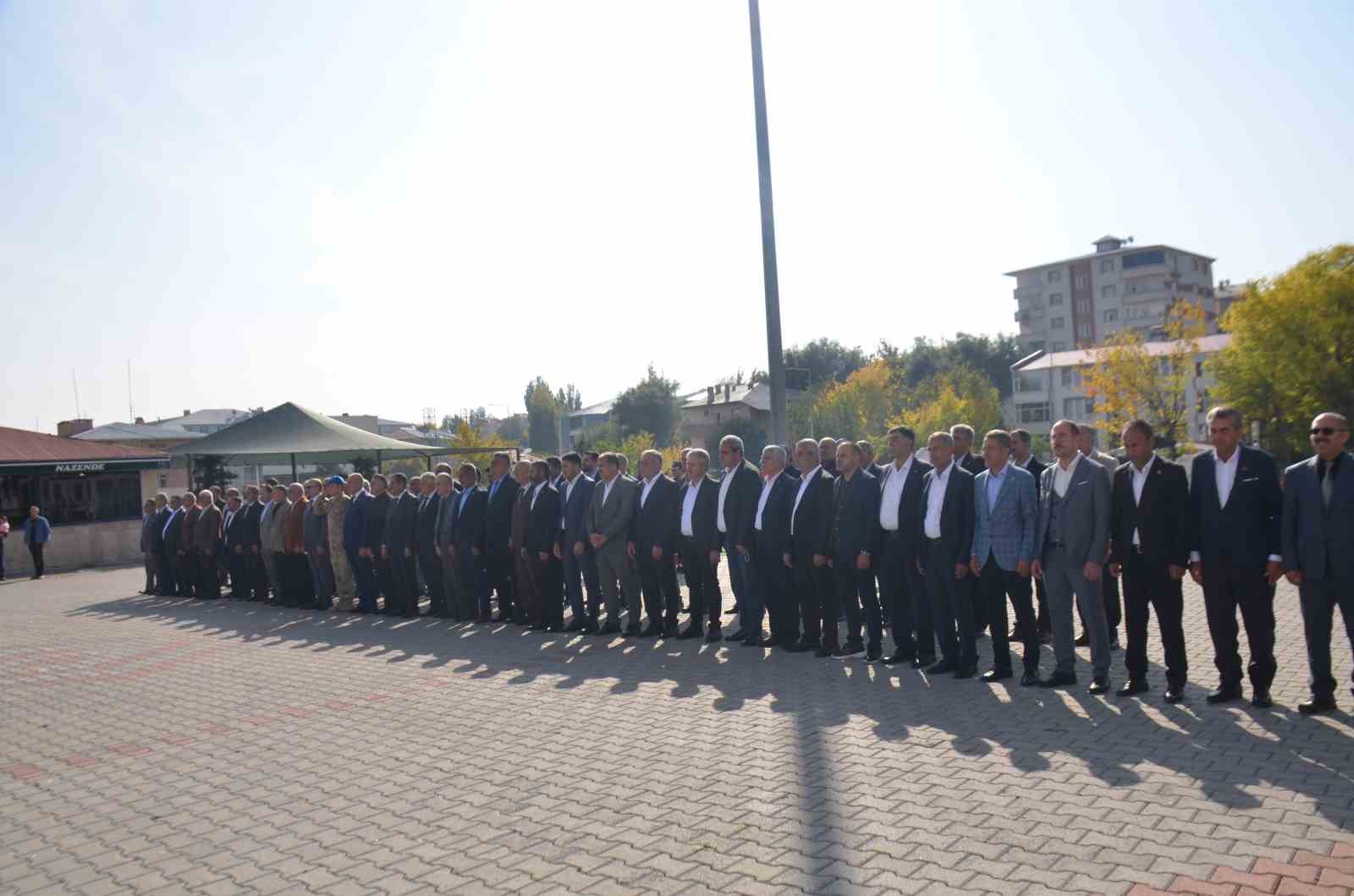 BULANIK İLÇESİNDE 19 EKİM MUHTARLAR GÜNÜ DOLAYISIYLA KENT MEYDANINDA TÖREN DÜZENLENDİ.