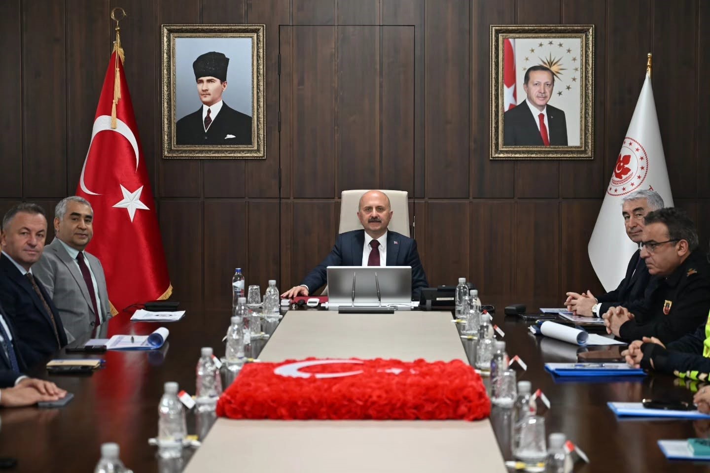 AYDIN’DA ÜNİVERSİTE YERLEŞKELERİ VE YURTLARDA GÜVENLİĞİN ARTIRILMASI, ASAYİŞ UYGULAMALARI VE BAĞIMLILIKLA MÜCADELE ÇALIŞMALARI, İL KOMİSYONU TOPLANTISI’NDA ELE ALINDI.