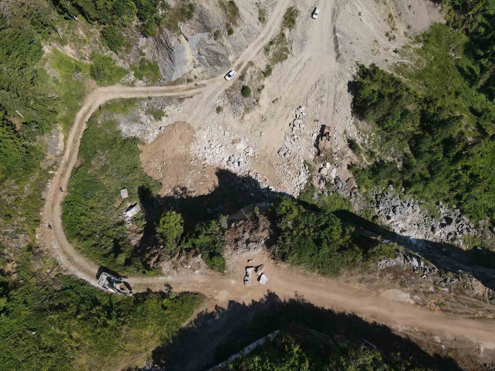 KASTAMONU’NUN CİDE VE DOĞANYURT İLÇELERİNDE YAŞANAN SEL SONRASINDA HASAR GÖREN VE GÖÇÜKLER OLUŞAN KÖY YOLLARI, KASTAMONU İL ÖZEL İDARESİ EKİPLERİ TARAFINDAN ESKİ MADEN OCAĞINDAN ALINAN KAYA VE TAŞLARLA KİLOMETRELERCE TAŞINARAK ONARILIYOR.