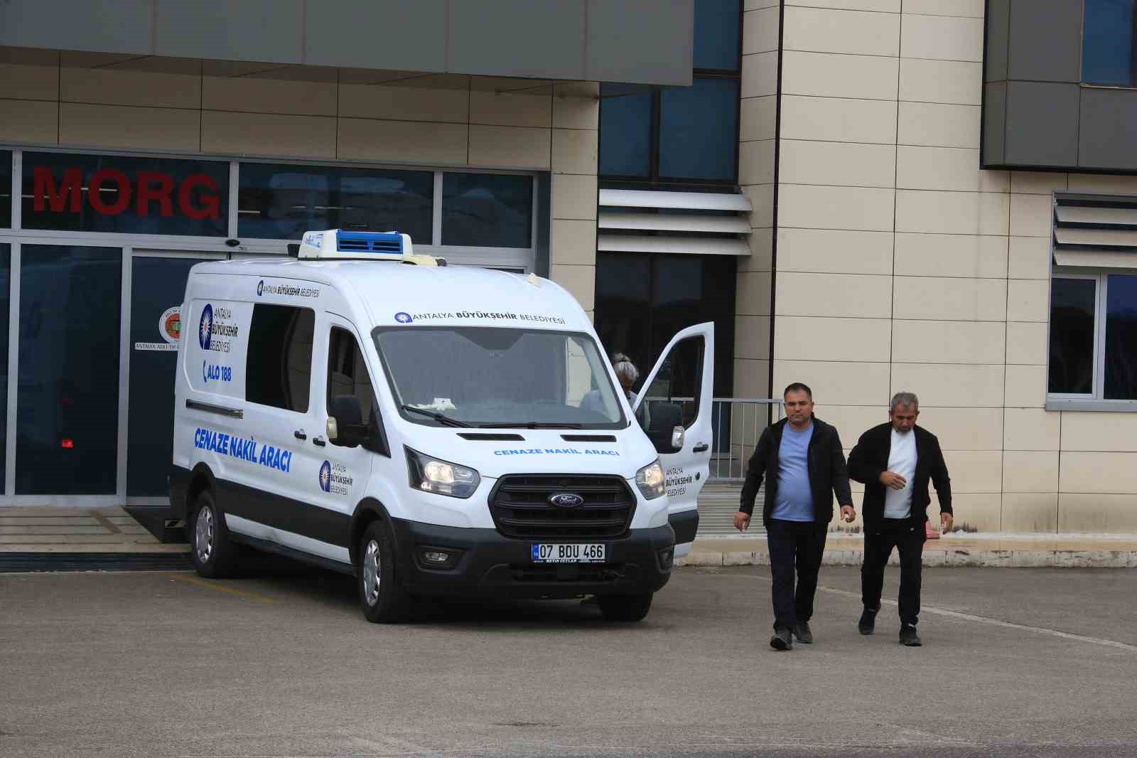 ANTALYA'NIN GAZİPAŞA İLÇESİNDE  20 YAŞINDAKİ YASİN ERDEM BAYIR’IN 13 BIÇAK DARBESİYLE ÖLDÜRÜLMESİYLE İLGİLİ GÖZALTINA ALININ ŞÜPHELİ BABA MUSTAFA Ö. VE KIZI BERNA Ö. TUTUKLANDI.